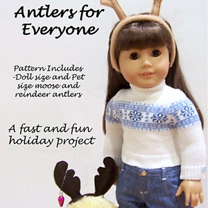 Puede incluir: Un patrón para hacer cuernos de reno para muñecas y mascotas. El patrón incluye instrucciones para hacer cuernos de reno tanto para muñecas como para mascotas. La imagen muestra una muñeca con un par de cuernos de reno y un perro con un par de cuernos de reno. El texto en la imagen dice "Antlers for Everyone" y "A fast and fun holiday project".