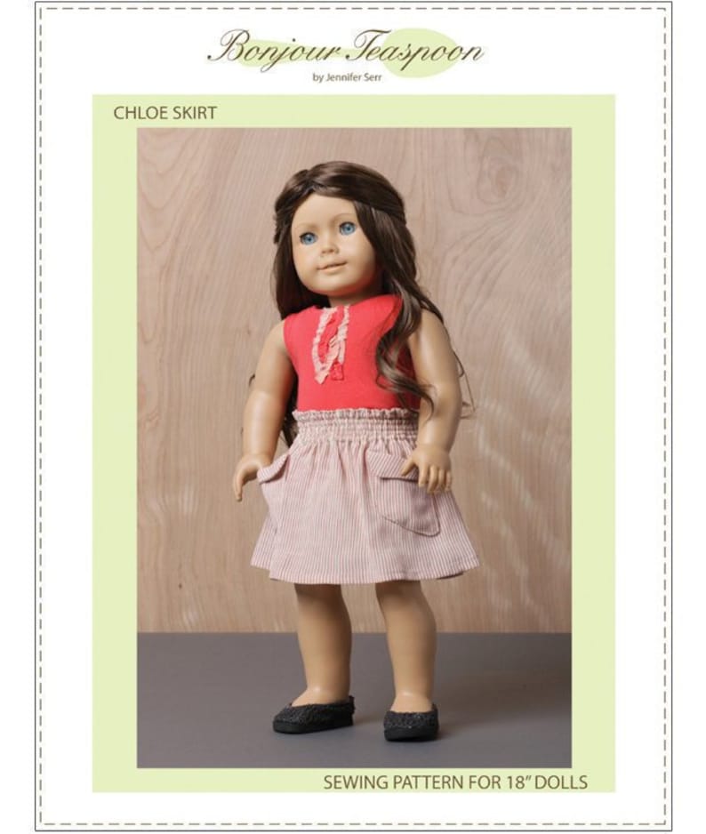 Pu&ograve; includere: Un cartamodello per una gonna da bambola di 45,7 cm chiamata "Chloe Skirt" di Bonjour Teaspoon. Il cartamodello presenta una gonna a righe rosse e bianche con una tasca su ogni lato. Il cartamodello &egrave; mostrato su una bambola che indossa una canotta rossa.