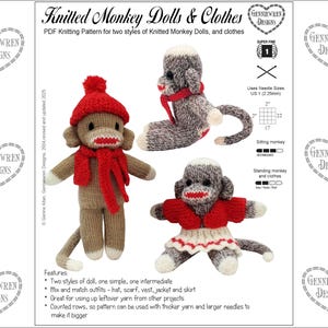 Könnte beinhalten: Ein PDF-Strickmuster für gestrickte Affenpuppen und Kleidung. Das Bild zeigt drei Sockenaffenpuppen, eine mit roter Mütze und Schal, eine weitere mit rotem Schal und eine dritte mit roter Jacke und Rock. Das Muster enthält Anweisungen für zwei Stile.