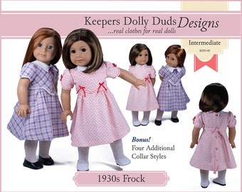 Pode incluir: Um padrão de costura para um vestido dos anos 1930 para bonecas. O padrão inclui quatro estilos de colarinho adicionais. O padrão é rotulado como "Keepers Dolly Duds Designs" e "Intermediário KDD-05".
