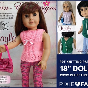 Peut inclure: Une poupée porte un haut rose tricoté et un sac assorti. Le haut présente un motif en torsades et un petit nœud. L'image présente également un patron de tricot PDF pour poupées de 45 cm, nommé "Kayla" et le site www.pixiefaire.com.