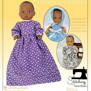 Może przedstawiać: Reklama wzoru szycia dla lalek z lalką w fioletowej sukience w kwiaty. Tekst brzmi „Dressing Baby for Winter in the Cabin”. Dodatkowe zdjęcia pokazują lalkę w innych strojach. Wzór jest przeznaczony dla lalek o wysokości 19,69 cm.
