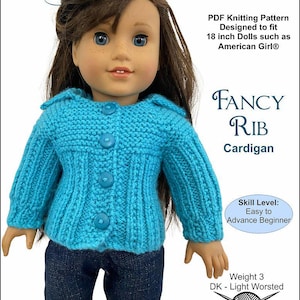 Puede incluir: Una muñeca con un cárdigan tejido de color azul turquesa con tres botones, combinado con pantalones vaqueros azules. El cárdigan es parte de un patrón de tejido PDF diseñado para muñecas de 45,7 cm, como las muñecas American Girl. El patrón se llama "Fancy Rib Cardigan."