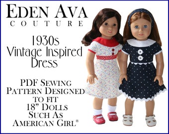 Pode incluir: Padrão de costura PDF para um vestido inspirado no vintage dos anos 1930 para bonecas de 45 cm, como as bonecas American Girl. O padrão é mostrado em duas bonecas que usam o vestido em tecidos diferentes. Uma boneca está usando um vestido branco com detalhes vermelhos e bolinhas vermelhas, e a outra boneca está usando um vestido azul marinho com bolinhas brancas.