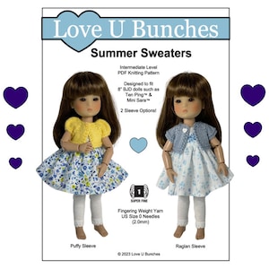 Może przedstawiać: Wzór na szydełku PDF dla dwóch letnich swetrów zaprojektowanych dla lalek BJD o wysokości 20 cm. Wzór zawiera instrukcje dla dwóch różnych stylów rękawów: bufiastych i raglanowych. Wzór nosi tytuł "Love U Bunches Summer Sweaters" i zawiera zdjęcie dwóch lalek w swetrach.