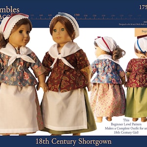 Può includere: Due bambole che indossano abiti in stile XVIII secolo con giacche corte, cuffie bianche e grembiuli. Un completo presenta una stampa floreale blu, l'altro una stampa paisley bordeaux. Testo incluso: Thimbles and Acorns, 1750-01, Beginner, 18th Century Shortgown.