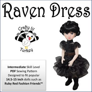 Puede incluir: Un patrón de costura PDF para un vestido negro de cuervo diseñado para muñecas de 14,5-15 pulgadas. El patrón se titula "Raven Dress" y presenta una ilustración de pavo de dibujos animados con el texto "Crafty lil Turkey".