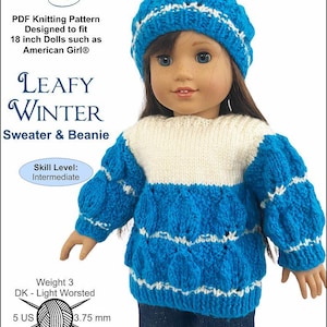 Può includere: Una bambola indossa un completo maglione e berretto blu e bianco lavorato a mano. Il maglione presenta un motivo a foglie strutturato e il testo "LEAFY WINTER Sweater & Beanie". Il modello è progettato per bambole di 45,7 cm.