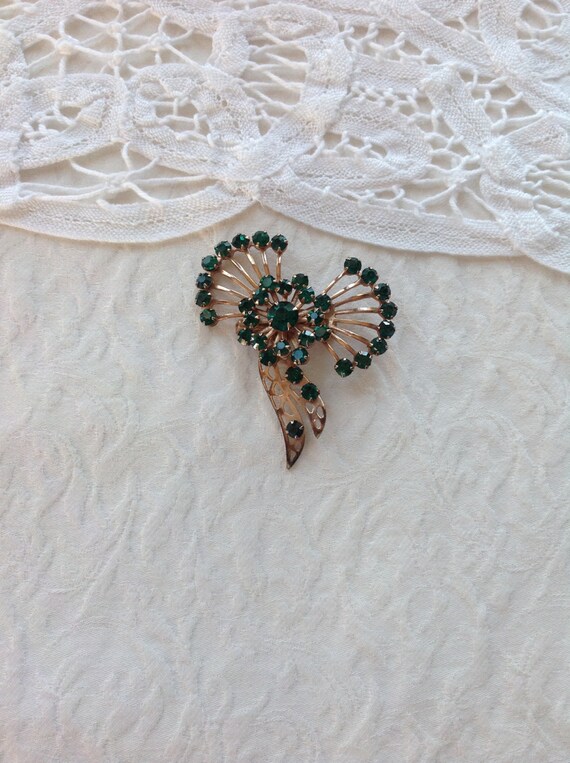 Emerald Bow Brooch, Vintage, Gold Tone - image 2