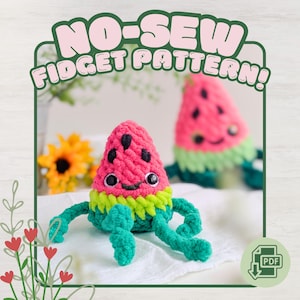 Puede incluir: Un patrón de fidget sin costuras hecho a mano con forma de rebanada de sandía. El juguete de peluche es rosa con detalles de semillas negras, una corteza verde y tentáculos verdes. El texto "NO-SEW FIDGET PATTERN!" es visible.