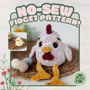 Può includere: Uno schema all'uncinetto per un pollo di peluche con corpo screziato beige e bianco, cresta e bargigli rosso scuro, grandi occhi neri e lunghe zampe gialle. Il testo NO-SEW FIDGET PATTERN è visibile in alto con un'icona PDF nell'angolo.