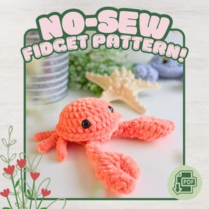 Pode incluir: Um brinquedo fidget de crochê sem costura, de cor coral, em forma de caranguejo com olhos pretos. A imagem inclui o texto "NO-SEW FIDGET PATTERN!" em uma faixa verde e rosa. Uma estrela do mar e outros itens de crochê estão no fundo.
