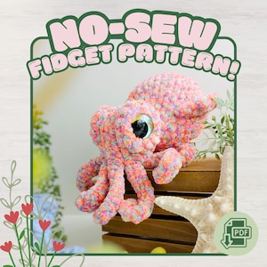Könnte beinhalten: Ein farbenfrohes, nahtloses Häkel-Oktopus-Fidget-Spielzeug mit großen, ausdrucksstarken Augen. Das Plüschtier ist aus weichem, mehrfarbigem Garn gefertigt und sitzt auf einer Holzkiste mit einem Seestern. Der Text oben lautet "NO-SEW FIDGET PATTERN!"