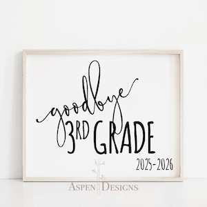 Könnte beinhalten: Gerahmter Druck mit den Worten "goodbye 3rd grade" in schwarzer Schrift und Blockbuchstaben. Der Jahrgang 2025-2026 steht unterhalb der Klassenstufe. Der Druck befindet sich in einem hellfarbigen Holzrahmen.