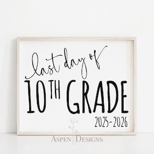 Könnte beinhalten: Ein gerahmtes weißes Schild mit schwarzem Text: "last day of 10th grade 2025-2026". Der Text ist eine Mischung aus Schreibschrift und Blockbuchstaben. Der Rahmen ist hellbeige. Es ist ein dekorativer Artikel.
