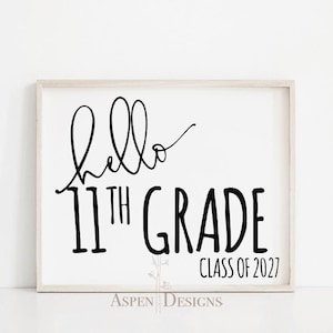 Könnte beinhalten: Schwarz-weißes Schild mit dem Text "hello 11th grade class of 2027" auf weißem Hintergrund.