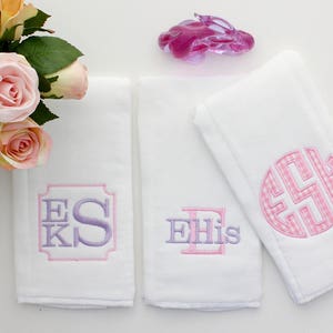 Gepersonaliseerde geborduurde spuugdoekjes set van 3 - monogram - babycadeau - stoffen luier - babymeisje - babyjongen - standaard roze en lavendel