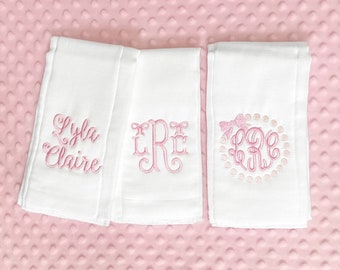 Conjunto de tela de eructo bordado personalizado de 3 - monograma - regalo de bebé - pañal de tela - niña - niño - conjunto de 3 - conjunto todo rosa