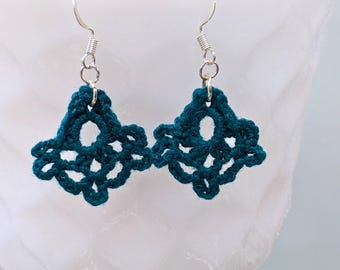 Pendientes de crochet verde azulado: joyería bohemia chic hecha a mano