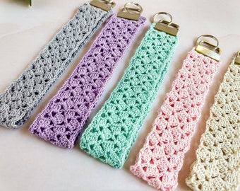 Llavero de pulsera con encaje, en colores pastel.