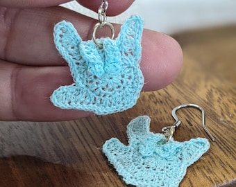 Pendientes de ganchillo con el signo de ASL para "Te amo", ILY, en color aguamarina.