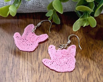 Pendientes de ganchillo con el signo de ASL para "Te quiero", ILY en rosa.