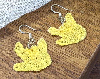 Pendientes pequeños de hilo en lengua de señas americana (ASL) con forma de mano que dice "Te amo".