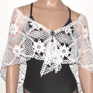 Crochet White Lace Shawl, Floral Bridal Lace Scarf, Delicate Lace Triangular Shawl, Victorian Style Wedding Scarf, Handmade Bridal Scarf