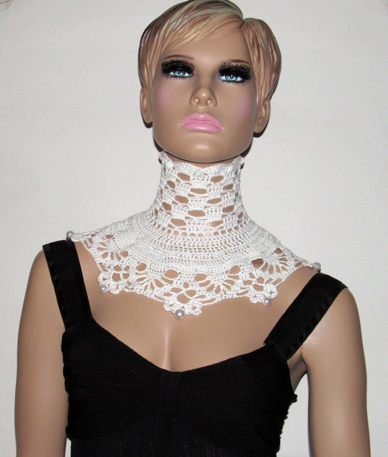 Puede incluir: Collar blanco de ganchillo con detalles de perlas. El collar es un dise&ntilde;o delicado e intrincado, perfecto para a&ntilde;adir un toque de elegancia a cualquier atuendo.