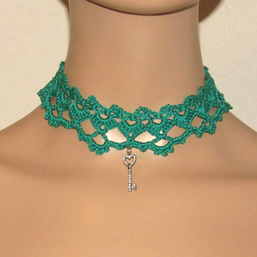 38 Crochet Jewellery Patterns with Brooches, Earrings, Bracelets 20 Gothic Victorian Lace Choker