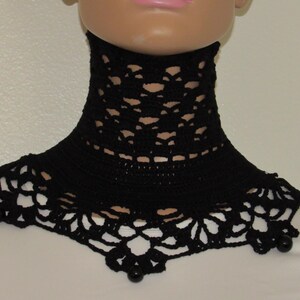 Puede incluir: Collar de encaje de ganchillo negro con detalles de cuentas negras. El collar es un dise&ntilde;o delicado e intrincado.
