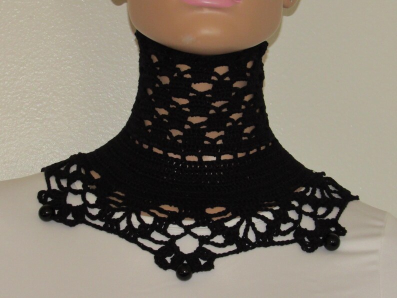 Puede incluir: Collar de encaje de ganchillo negro con detalles de cuentas negras. El collar es un dise&ntilde;o delicado e intrincado.
