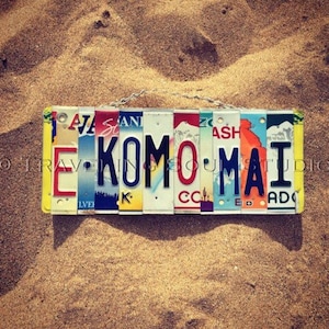 E Komo Mai. License Plate Sign.-maui -hawaii - welcome- welcome sign- home decor- hawaiian- license plate - travel.