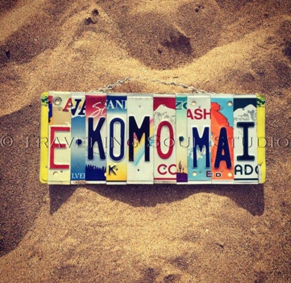 E Komo Mai. License Plate Sign.-maui -hawaii - welcome- welcome sign- home decor- hawaiian- license plate - travel.