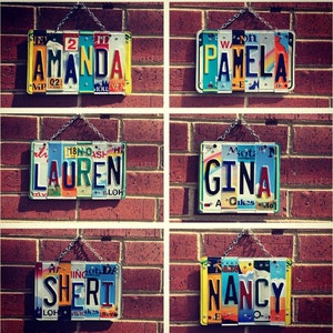 Puede incluir: Cinco letreros de nombres personalizados hechos con placas de matr&iacute;cula reutilizadas. Los nombres son Amanda, Pamela, Lauren, Gina y Sheri. Cada nombre est&aacute; escrito con letras de diferentes placas de matr&iacute;cula.