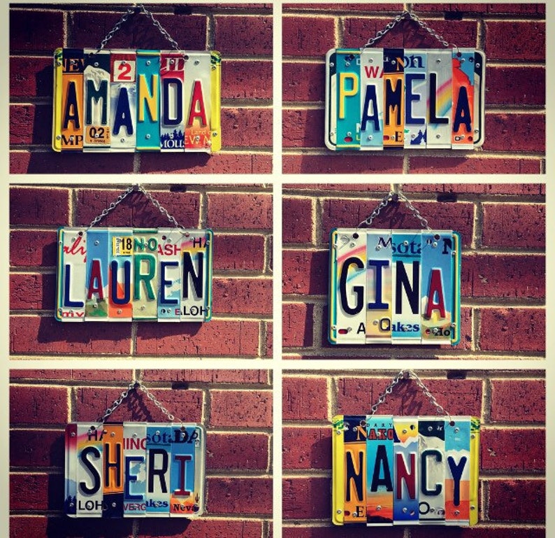 Puede incluir: Cinco letreros de nombres personalizados hechos con placas de matr&iacute;cula reutilizadas. Los nombres son Amanda, Pamela, Lauren, Gina y Sheri. Cada nombre est&aacute; escrito con letras de diferentes placas de matr&iacute;cula.