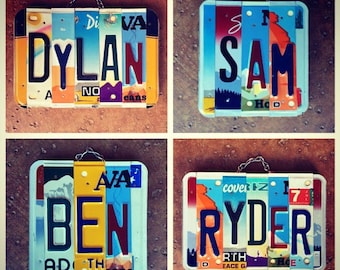 Könnte beinhalten: Vier personalisierte Namensschilder aus wiederverwendeten Nummernschildern. Die Namen sind Dylan, Sam, Ben und Ryder. Jedes Schild hat eine andere Farbe und ein einzigartiges Design.