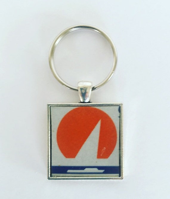 Wisconsin Keychain, Wisconsin License Plate, Wisconsin Souvenir, Sailboat Keychain, Sailboat Decor, Nautical Keychain, Gift for Sailors