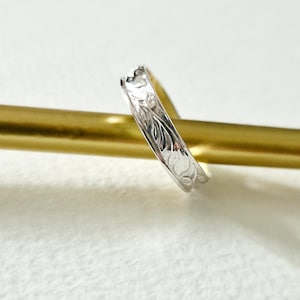 Anillo de bodas texturizado de plata de ley 925 con diseño apilable. Talla (M). ¡ÚLTIMO!