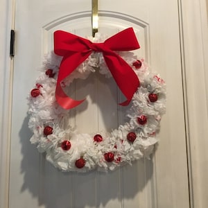 クリスマスのクラフトのアイデア、買い物袋から作るクリスマスリース、リサイクルされた買い物袋、簡単なリサイクルプロジェクト、クリスマスの飾り、
