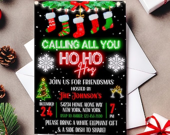 Puede incluir: Una invitación negra de Friendsmas con el texto "Calling All You Ho Ho Hos". La invitación presenta calcetines navideños, un árbol de Navidad y copos de nieve. La invitación está rodeada de decoraciones navideñas.