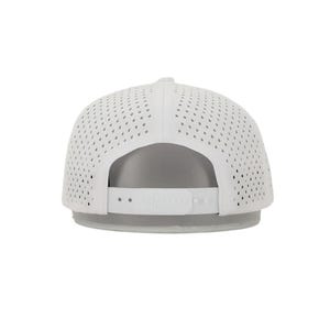 K&ouml;nnte beinhalten: Wei&szlig;e Baseballkappe mit perforiertem Design. Die Kappe hat einen gebogenen Schirm und einen verstellbaren Riemen am R&uuml;cken. Der Hut besteht aus atmungsaktivem Material.