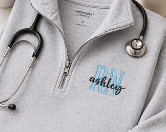 Bluza z nadrukiem pielęgniarki z zamkiem błyskawicznym 1/4, haftowany sweter pielęgniarski, spersonalizowany prezent dla pielęgniarki, prezent na ukończenie studiów pielęgniarskich, monogram z zamkiem błyskawicznym 1/4