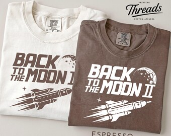 Koszulka z nadrukiem „Back to the Moon II Rocket” | Koszulka z grafiką retro z motywem startu kosmicznego