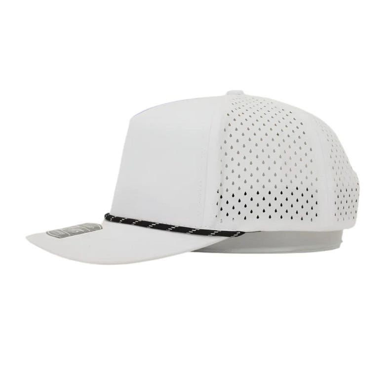 K&ouml;nnte beinhalten: Wei&szlig;e Baseballkappe mit flachem Schirm und schwarz-wei&szlig;em Seildetail. Die R&uuml;ckseite der Kappe hat ein perforiertes Design f&uuml;r Atmungsaktivit&auml;t. Die Kappe hat eine einfarbige wei&szlig;e Farbe.