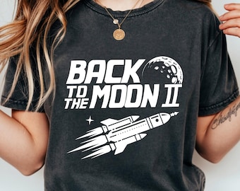 Koszulka z misją „Powrót na Księżyc II” | Koszulka z rakietą w stylu retro | Koszulka z grafiką z kosmicznym startem | Koszulka z grafiką w stylu vintage z kosmosem | Koszulka z grafiką unisex
