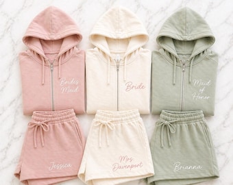 Completo personalizzato da sposa per i preparativi: felpa con zip e pantaloni da jogging / Abbigliamento da casa personalizzato per damigelle / Completo coordinato per la festa di nozze per i preparativi