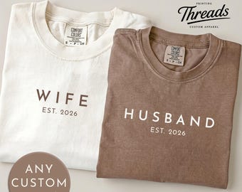 Koszulka z napisem „Mąż i Żona” | Spersonalizowana koszulka z datą ślubu | Koszulka ślubna dla par | Strój na miesiąc miodowy | Prezent dla nowożeńców | Dowolny tytuł + data