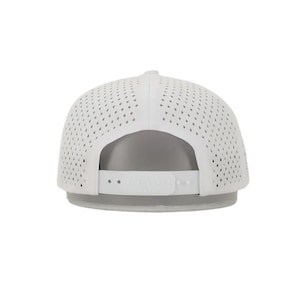 Puede incluir: Gorra de b&eacute;isbol blanca con dise&ntilde;o perforado. La gorra tiene una visera curva y una correa ajustable en la parte trasera. El sombrero est&aacute; hecho de un material transpirable.