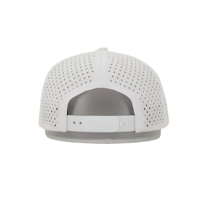 Puede incluir: Gorra de b&eacute;isbol blanca con dise&ntilde;o perforado. La gorra tiene una visera curva y una correa ajustable en la parte trasera. El sombrero est&aacute; hecho de un material transpirable.